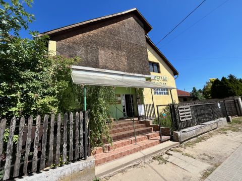 Eladó Ház 2251 Tápiószecső Központban, számos felhasználási lehetőségre alkalmas ház!