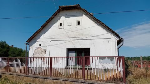 Eladó Ház 7084 Pincehely , Pincehelyen belterületi 4080 nm telek, parasztházzal eladó!