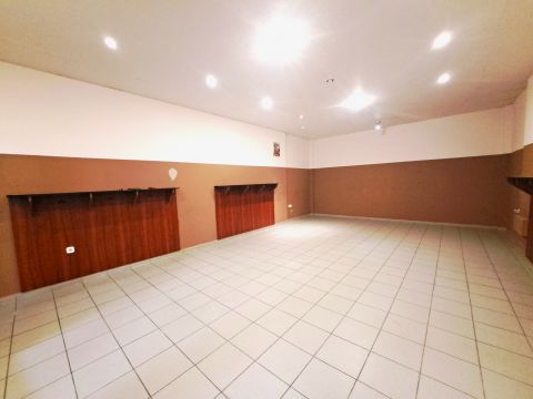 Eladó Üzlethelyiség 2230 Gyömrő , Tágas üzlethelyiség a központban, a Centrum Üzletházban