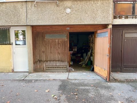 Eladó Parkoló 8000 Székesfehérvár , Rádió lakótelepi, nagy méretű garázs