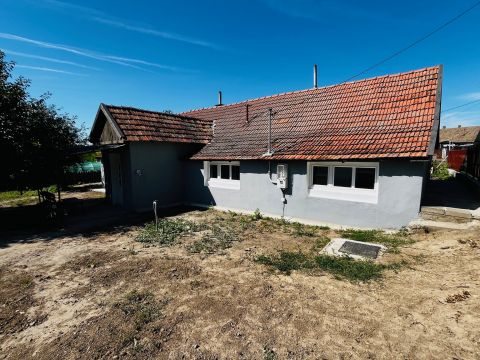 Eladó Ház 2214 Pánd Azonnal birtokba vehető, felújított 3 szobás ház!