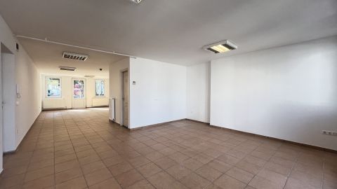 Kiadó Üzlethelyiség 3300 Eger Lajosváros