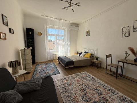 Eladó Lakás 1086 Budapest 8. kerület , Felújított kislakás a Lujza utcában