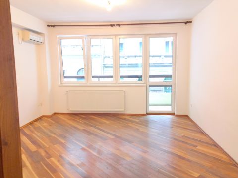 Eladó Lakás 1066 Budapest 6. kerület Operához közel, nagy erkélyes, kocsibeállóval