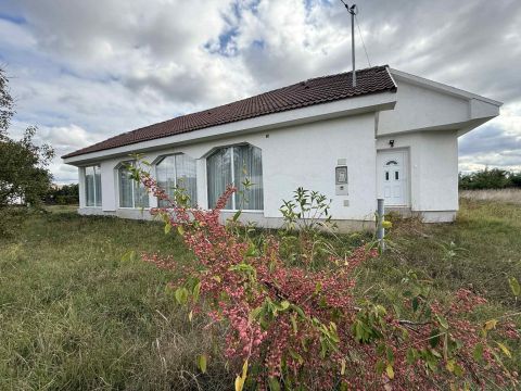 Eladó Ház 5234 Tiszaroff , Otthon a családnak, 5 percre a Tiszától
