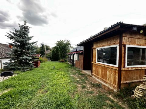 Eladó Ház 7099 Felsőnyék 67 m2-es részben felújított családiház közel a központhoz.