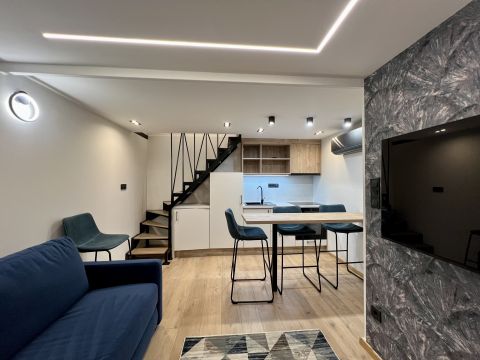 Eladó Lakás 1084 Budapest 8. kerület , Horváth Mihály térnél felújított, berendezett 2 fürdőszobás 