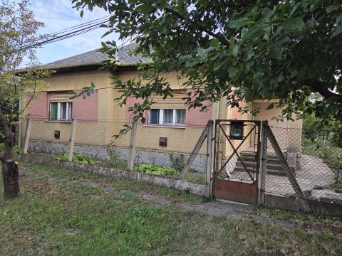 Eladó Ház 5052 Újszász 