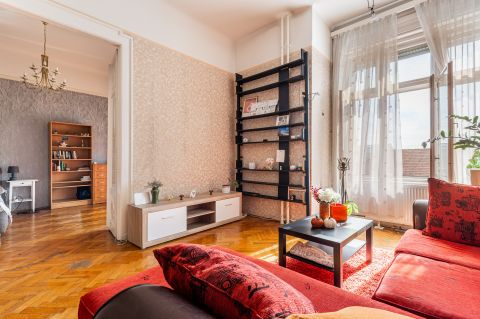 Eladó Lakás 1072 Budapest 7. kerület , A BLAHA LUJZA TÉRREL szemben LIFTES házban NAPFÉNYES lakás