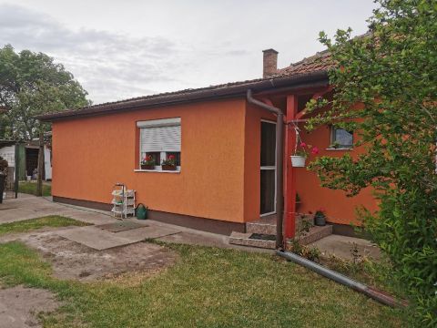 Eladó Ház 2747 Törtel , 2747 Törtel, Település szélén elhelyezkedő