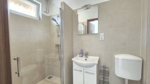 Kiadó Ház 6000 Kecskemét PETŐFIVÁROSBAN nappali+4 szobás, bútorozott ház, duplagarázs