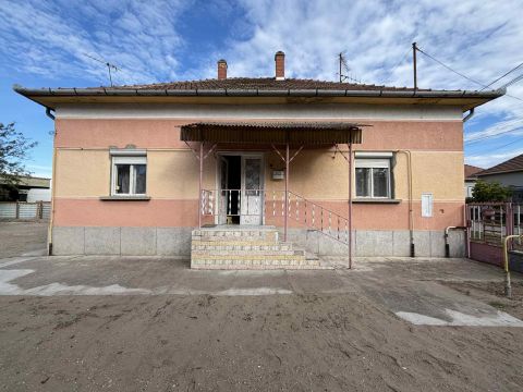 Eladó Ház 6762 Sándorfalva , Sándorfalva központi részén