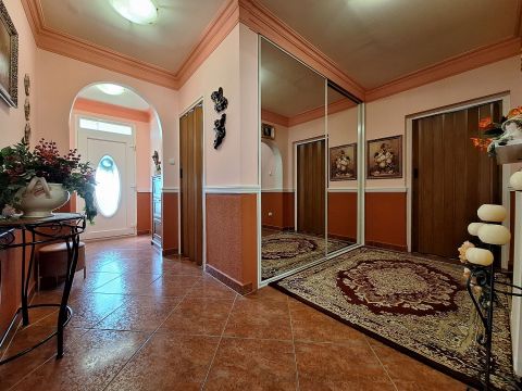 Eladó Ház 9151 Abda GYÖNYÖRŰ, 2 LAKÁSOS CSALÁDI HÁZ AZ ELEGANCIA JEGYÉBEN!