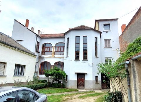 Eladó Lakás 9700 Szombathely Különleges ,szép állapotú tágas polgári lakás a belvárosban!