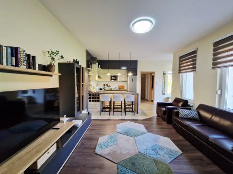 Kiadó Ház 6000 Kecskemét , KIADÓ IGÉNYES KIALAKÍTÁSÚ, MODERN SORHÁZ, SAJÁT UDVARRAL