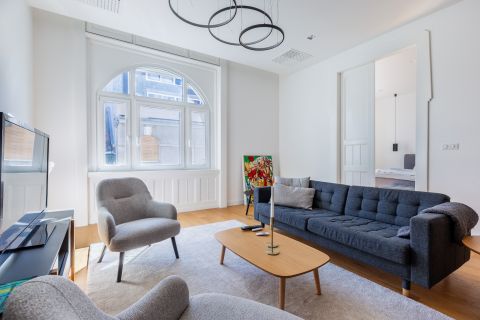 Eladó Lakás 1054 Budapest 5. kerület , V. kerület szívében, LIFTES házban, teljesen FELÚJÍTOTT 