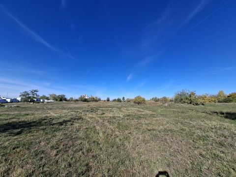 Eladó Telek 8000 Székesfehérvár , 20.039 m2-es, belterületi, feltöltött, üres telek 