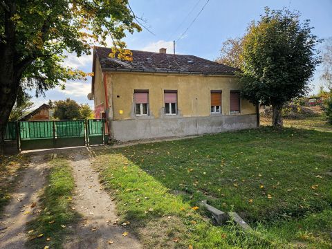 Eladó Ház 8137 Mezőkomárom , Községház közelében