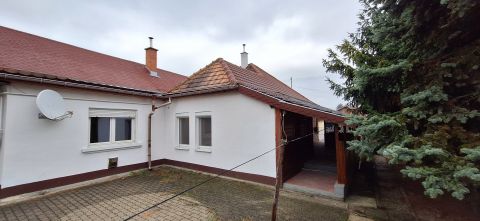Eladó Ház 2100 Gödöllő Gödöllő szívében háromgenerációs családi ház nagy telekkel