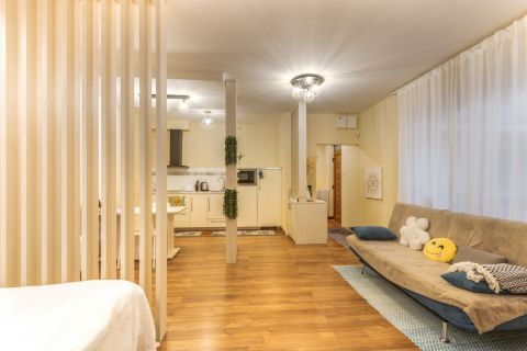 Eladó Lakás 1065 Budapest 6. kerület Nagymező utcánál gyönyörű házban 4. emeleti lakás!