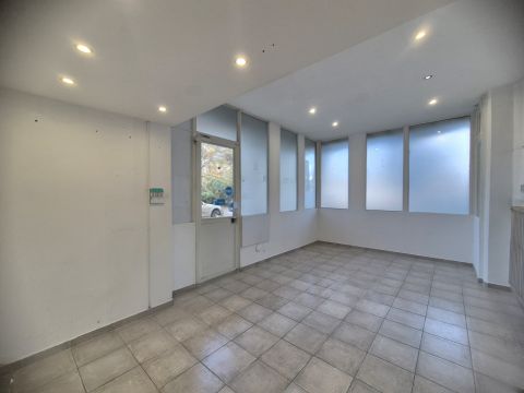 Eladó Üzlethelyiség 1039 Budapest 3. kerület , AZONNAL biztokbavehető 26m2 Üzlehelyiség ELADÓ Békásmegyeren