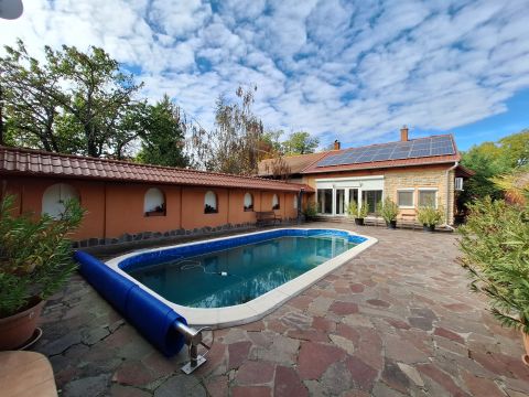 Eladó Ház 2339 Majosháza , Közvetlen vízparti, két ház egy telken, medencével, stéggel