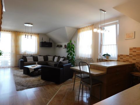 Kiadó Lakás 6200 Kiskőrös Kiadó Kiskőrös központjában egy, 1 emeleti,bútorozott lakás!