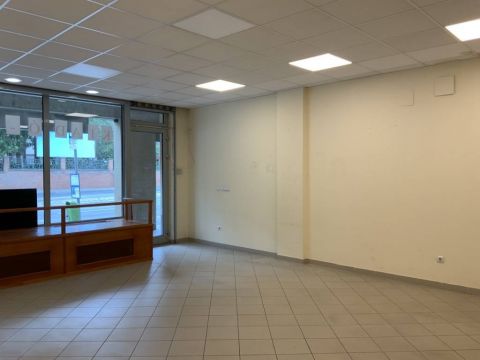 Kiadó Üzlethelyiség 1032 Budapest 3. kerület Nagykirakatos üzlethelyiség a Margit kórházzal szemben