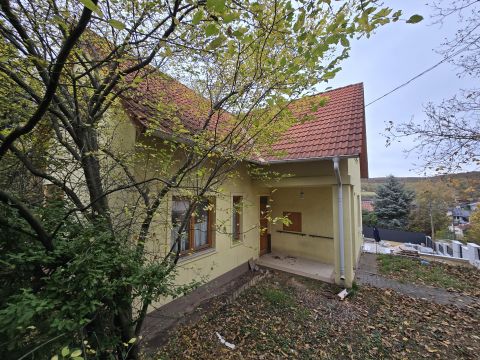 Eladó Ház 2030 Érd , Domboldalban panorámával és galériával