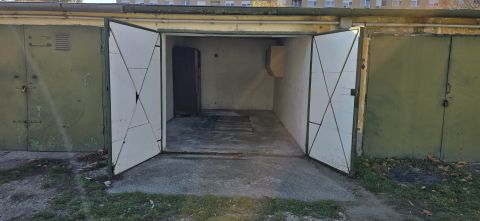 Eladó Parkoló 8000 Székesfehérvár , Kölcsey utca garázssor