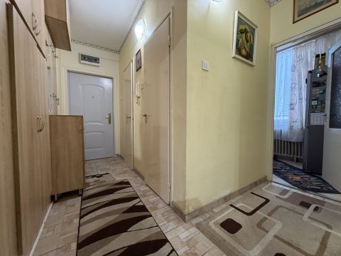 Eladó Lakás 6000 Kecskemét Kecskeméten Petőfi S. u-án 1. emeleti, erkélyes lakás eladó