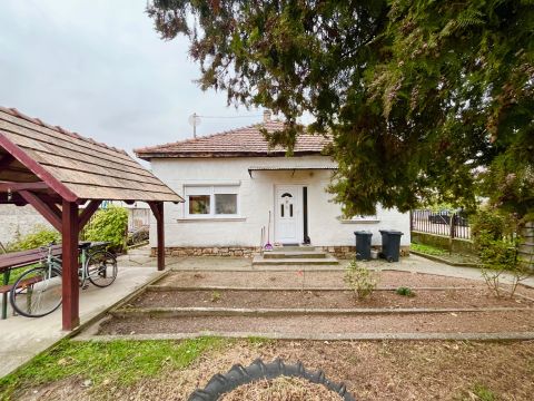 Eladó Ház 2485 Gárdony , Dinnyés csendes utcájában, parkos környezetben