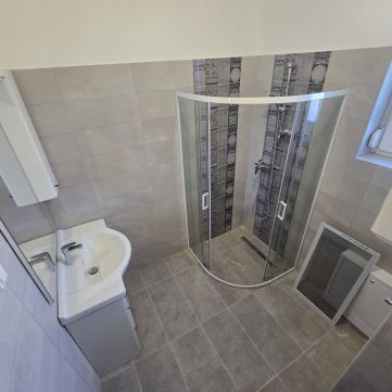 Eladó Lakás 6050 Lajosmizse , Nappali +2 szobás kertkapcsolatos új lakás!