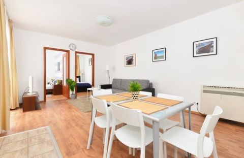 Kiadó Lakás 1066 Budapest 6. kerület Lovag utcában,  nappali + 2 háló, 2 erkély, parkolóhellyel