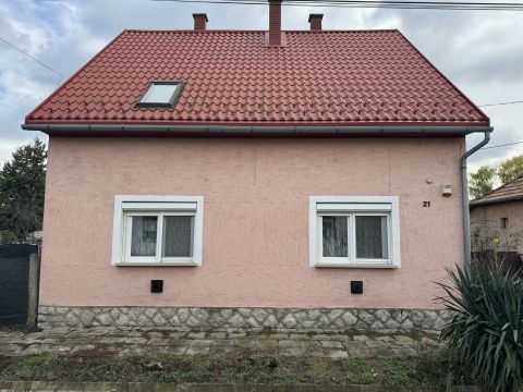 Eladó Ház 7200 Dombóvár , Csendes részén eladó családi ház!