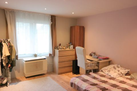 Eladó Ház 2338 Áporka , 2 generációssá bővített Kádár-kocka nagy telekkel, garázzsal