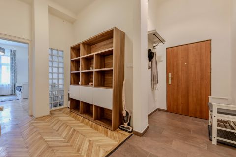 Eladó Lakás 1055 Budapest 5. kerület Azonnal költözhető, polgári garzon lakás a Jászai Mari téren