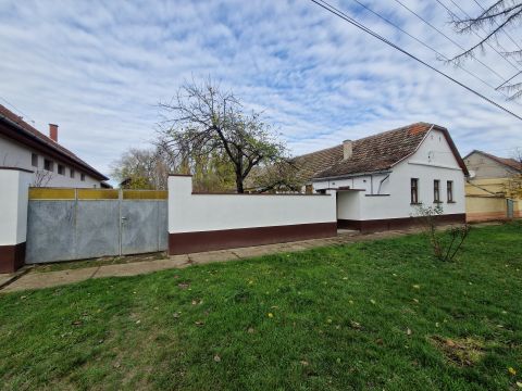 Eladó Ház 6451 Tataháza , Központhoz közel