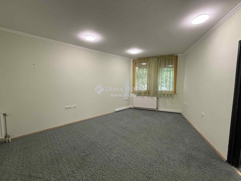 6000 Kecskemét , A BELVÁROSBAN KIADÓ IRODASZOBA – 25 m² — 1/9