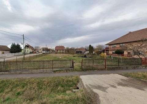 Eladó Telek 2116 Zsámbok , NYUGODT CSENDES KÖRNYÉKEN.