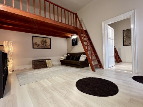 Eladó Lakás 1067 Budapest 6. kerület Andrássy úttól pár percre,rendezett házban 2 szobás lakás 