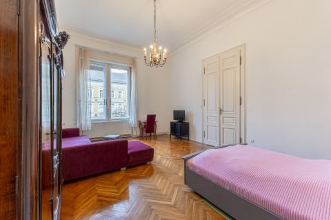 Eladó Lakás 1094 Budapest 9. kerület , Ferenc körúton, 80 nm-es, 2 szobás, utcai nézetű lakás