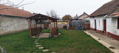 Eladó Ház 2750 Nagykőrös , Szoba - konyhás kis vályogház Nagykőrösön