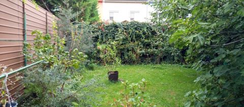 Eladó Ház 2600 Vác , belváros szélén - két szintes, kertes, garázsos