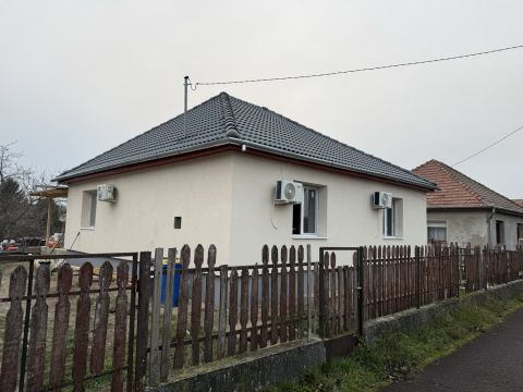 Eladó Ház 2243 Kóka , teljeskörűen felújított 2 szobás ház