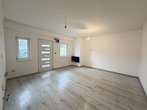 Eladó Lakás 1181 Budapest 18. kerület Felújított, azonnal költözhető 2 szoba, udvar IV-es