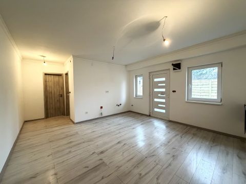 Eladó Lakás 1181 Budapest 18. kerület , Felújított, azonnal költözhető 2 szoba, udvar IV-es