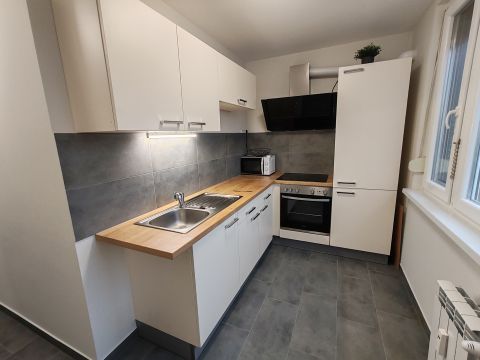 Kiadó Lakás 6000 Kecskemét , 2 szobás erkélyes felújított lakás