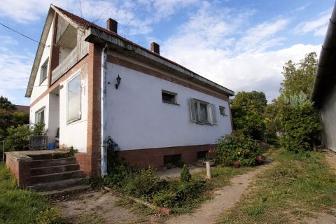 Eladó Ház 6600 Szentes , Kétszintes, téglaépítésű családi ház