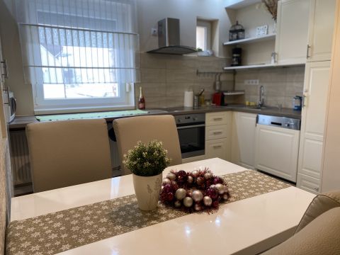 Kiadó Lakás 6000 Kecskemét , Belvárosban 73 nm-es, 2,5 szobás gyönyörű lakás